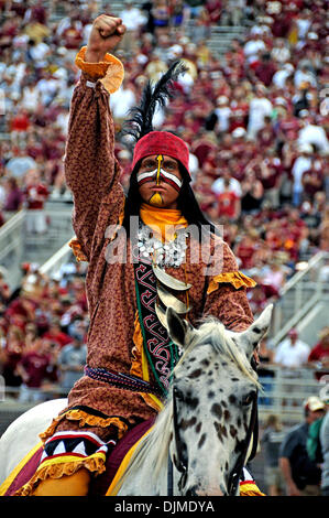 25. September 2010 - Tallahassee, Florida, Vereinigte Staaten von Amerika - 25. September 2010: FSU Maskottchen Chief Osceola führt das Publikum in der Feier nach einem Touchdown der FSU. FSU besiegte Wake Forest BYU 31-0 Doak Campbell Stadium in Tallahassee, Florida, USA. (Kredit-Bild: © Mike Olivella/ZUMApress.com) Stockfoto