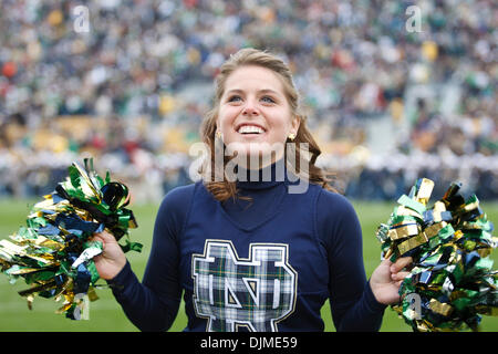 25. September 2010 führt - South Bend, Indiana, Vereinigte Staaten von Amerika - Notre Dame Cheerleader während der NCAA Football-Spiel zwischen Stanford und Notre Dame.  Stanford Cardinal besiegte die Notre Dame Fighting Irish 37-14 im Spiel im Stadion von Notre Dame in South Bend, Indiana. (Kredit-Bild: © John Mersits/Southcreek Global/ZUMApress.com) Stockfoto