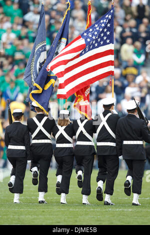 25. September 2010 - South Bend, Indiana, Vereinigte Staaten von Amerika - Pregame Hymne während der NCAA Football-Spiel zwischen Stanford und Notre Dame.  Stanford Cardinal besiegte die Notre Dame Fighting Irish 37-14 im Spiel im Stadion von Notre Dame in South Bend, Indiana. (Kredit-Bild: © John Mersits/Southcreek Global/ZUMApress.com) Stockfoto