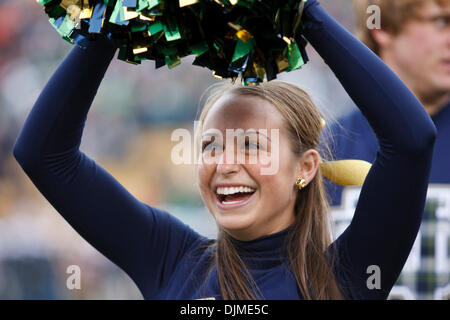 25. September 2010 führt - South Bend, Indiana, Vereinigte Staaten von Amerika - Notre Dame Cheerleader während der NCAA Football-Spiel zwischen Stanford und Notre Dame.  Stanford Cardinal besiegte die Notre Dame Fighting Irish 37-14 im Spiel im Stadion von Notre Dame in South Bend, Indiana. (Kredit-Bild: © John Mersits/Southcreek Global/ZUMApress.com) Stockfoto