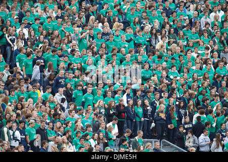 25. September 2010 - South Bend, Indiana, Vereinigte Staaten von Amerika - Notre Dame Student Abschnitt während der NCAA Football-Spiel zwischen Stanford und Notre Dame.  Stanford Cardinal besiegte die Notre Dame Fighting Irish 37-14 im Spiel im Stadion von Notre Dame in South Bend, Indiana. (Kredit-Bild: © John Mersits/Southcreek Global/ZUMApress.com) Stockfoto