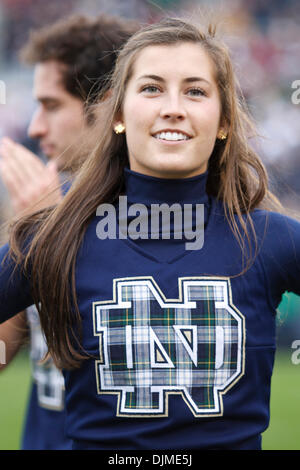 25. September 2010 führt - South Bend, Indiana, Vereinigte Staaten von Amerika - Notre Dame Cheerleader während der NCAA Football-Spiel zwischen Stanford und Notre Dame.  Stanford Cardinal besiegte die Notre Dame Fighting Irish 37-14 im Spiel im Stadion von Notre Dame in South Bend, Indiana. (Kredit-Bild: © John Mersits/Southcreek Global/ZUMApress.com) Stockfoto