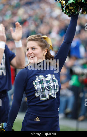 25. September 2010 führt - South Bend, Indiana, Vereinigte Staaten von Amerika - Notre Dame Cheerleader während der NCAA Football-Spiel zwischen Stanford und Notre Dame.  Stanford Cardinal besiegte die Notre Dame Fighting Irish 37-14 im Spiel im Stadion von Notre Dame in South Bend, Indiana. (Kredit-Bild: © John Mersits/Southcreek Global/ZUMApress.com) Stockfoto