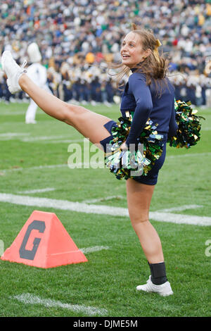 25. September 2010 führt - South Bend, Indiana, Vereinigte Staaten von Amerika - Notre Dame Cheerleader während der NCAA Football-Spiel zwischen Stanford und Notre Dame.  Stanford Cardinal besiegte die Notre Dame Fighting Irish 37-14 im Spiel im Stadion von Notre Dame in South Bend, Indiana. (Kredit-Bild: © John Mersits/Southcreek Global/ZUMApress.com) Stockfoto