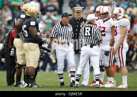 25. September 2010 - South Bend, Indiana, Vereinigte Staaten von Amerika - Münze vor NCAA Football-Spiel zwischen Stanford und Notre Dame.  Stanford Cardinal besiegte die Notre Dame Fighting Irish 37-14 im Spiel im Stadion von Notre Dame in South Bend, Indiana. (Kredit-Bild: © John Mersits/Southcreek Global/ZUMApress.com) Stockfoto