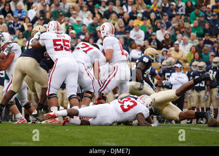 25. September 2010 - South Bend, Indiana, Vereinigte Staaten von Amerika - Linie spielen während der NCAA Football-Spiel zwischen Stanford und Notre Dame.  Stanford Cardinal besiegte die Notre Dame Fighting Irish 37-14 im Spiel im Stadion von Notre Dame in South Bend, Indiana. (Kredit-Bild: © John Mersits/Southcreek Global/ZUMApress.com) Stockfoto