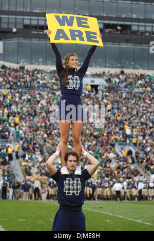 25. September 2010 durchführen - South Bend, Indiana, Vereinigte Staaten von Amerika - Notre Dame Cheerleader während der NCAA Football-Spiel zwischen Stanford und Notre Dame.  Stanford Cardinal besiegte die Notre Dame Fighting Irish 37-14 im Spiel im Stadion von Notre Dame in South Bend, Indiana. (Kredit-Bild: © John Mersits/Southcreek Global/ZUMApress.com) Stockfoto