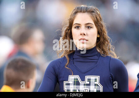 25. September 2010 führt - South Bend, Indiana, Vereinigte Staaten von Amerika - Notre Dame Cheerleader während der NCAA Football-Spiel zwischen Stanford und Notre Dame.  Stanford Cardinal besiegte die Notre Dame Fighting Irish 37-14 im Spiel im Stadion von Notre Dame in South Bend, Indiana. (Kredit-Bild: © John Mersits/Southcreek Global/ZUMApress.com) Stockfoto