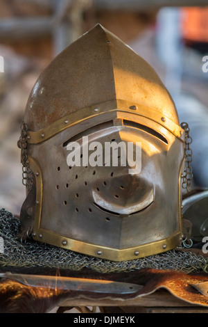 Nahaufnahme eines Pigface Beckenhaube Helms. Stockfoto