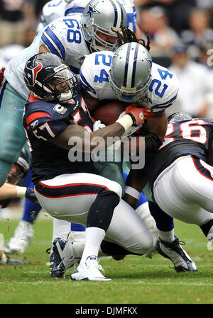 26. September 2010 - Houston, TX, USA - 26. September 2010: Houston Texans Linebacker Kevin Bentley (57) befasst sich Dallas Cowboys laufen zurück Marion Barber (24) während des Spiels zwischen den Dallas Cowboys und die Houston Texans im Reliant Stadium in Houston, Texas. Cowboys führt in der ersten Halbzeit 10-3. (Kredit-Bild: © Patrick Grün/Southcreek Global/ZUMApress.com) Stockfoto