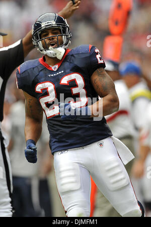 26. September 2010 - Houston, TX, USA - 26. September 2010: Houston Texans laufen wieder Arian Foster (23) während des Spiels zwischen den Dallas Cowboys und die Houston Texans im Reliant Stadium in Houston, Texas. Cowboys führt in der ersten Halbzeit 10-3. (Kredit-Bild: © Patrick Grün/Southcreek Global/ZUMApress.com) Stockfoto