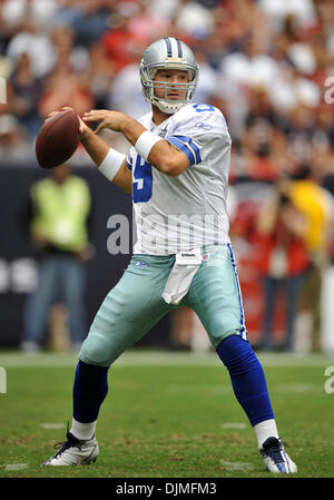 26. September 2010 - Houston, TX, USA - 26. September 2010: Dallas Cowboys-quarterback Tony Romo (9) während des Spiels zwischen den Dallas Cowboys und die Houston Texans im Reliant Stadium in Houston, Texas. Cowboys führt in der ersten Halbzeit 10-3. (Kredit-Bild: © Patrick Grün/Southcreek Global/ZUMApress.com) Stockfoto