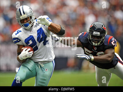 26. September 2010 - Houston, TX, USA - 26. September 2010: Dallas Cowboys laufen zurück Marion Barber (24) und Houston Texans Linebacker Kevin Bentley (57) während des Spiels zwischen den Dallas Cowboys und die Houston Texans im Reliant Stadium in Houston, Texas. Cowboys führt in der ersten Halbzeit 10-3. (Kredit-Bild: © Patrick Grün/Southcreek Global/ZUMApress.com) Stockfoto