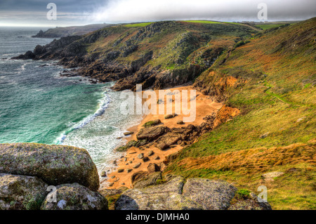 Kornische Strand im Herbst Porthchapel Cornwall England nahe dem Minack Theatre und Porthcurno in HDR Stockfoto