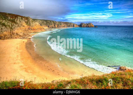 Türkisfarbene Meer am Strand von Cornwall mit Nebel und blauer Himmel, Porthcurno Cornwall England UK in der Nähe der Minack Theatre in HDR Stockfoto