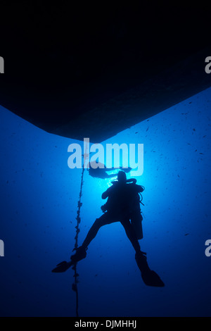 Silhouette der Taucher am Wrack aufsteigender Linie in Malta im Mittelmeer Stockfoto