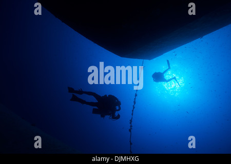 Silhouette der Taucher am Wrack aufsteigender Linie in Malta im Mittelmeer Stockfoto