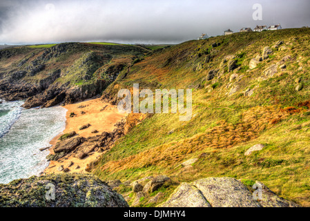 Englische Strand im Herbst Porthchapel Cornwall England nahe dem Minack Theatre und Porthcurno in HDR Stockfoto