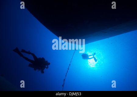 Silhouette der Taucher am Wrack aufsteigender Linie in Malta im Mittelmeer Stockfoto