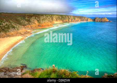 Türkisfarbene Meer am Strand von Cornwall mit Nebel und blauer Himmel, Porthcurno Cornwall England UK in der Nähe der Minack Theatre in HDR Stockfoto