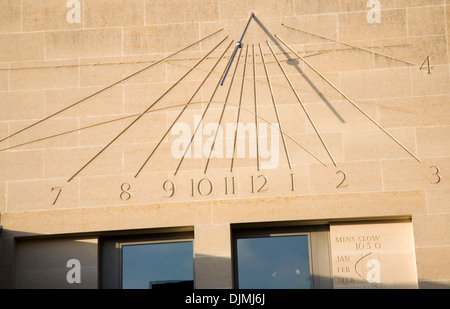 Moderne Sonnenuhr Zifferblatt Gründerin Gericht Sonnenuhr in Pembroke College der Universität Cambridge, England Stockfoto