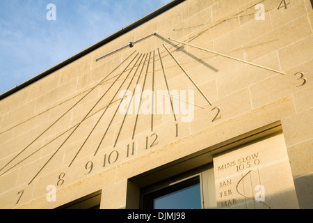 Moderne Sonnenuhr Zifferblatt Gründerin Gericht Sonnenuhr in Pembroke College der Universität Cambridge, England Stockfoto