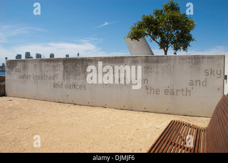 Öffentliche Kunstwerke in Ballast Point Park, Balmain, Sydney. Gedicht in Beton. Stockfoto