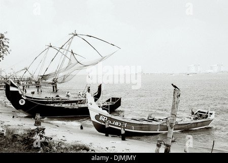 Reisen Fotografie - Segelboote und die chinesischen Fischernetze in Fort Kochi Cochin in Kerala in Indien in Südasien. Landschaft
