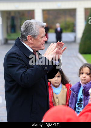 Berlin, Deutschland. 29. November 2013. Übergabe-Zeremonie der beleuchteten Weihnachtsbaum im Innenhof des Schloss Bellevue durch Bundespräsident Joachim Gauck und Daniela Schadt, deutsche First Lady, begleitet vom Chor der Schüler von der Grundschule in Columbus. / Bild: Präsident Joachin Gauck Deutsch, gemeinsam mit den Schülern der Kolumbus-Grundschule, Stockfoto