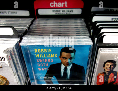 Robbie Swings Both Ways wird Großbritanniens 1.000. Nr. 1 Album, London Stockfoto