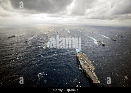 Luftbild der US Navy Flugzeugträger USS George Washington führt die George Washington Strike Group und Japan Maritime Self-Defense Force Schiffe AnnualEx 13 Übungen 28. November 2013 in der Philippinensee beteiligt. Stockfoto