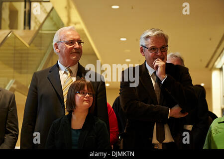 Berlin, Deutschland. 29. November 2013. Übergabe-Zeremonie von einem Weihnachtsbaum aus der Region Stendal für den Deutschen Bundestag mit Norbert Lammert, Präsident des Deutschen Bundestages, im Osten Foyer des Deutschen Bundestages in Berlin. Bildnachweis: Reynaldo Chaib Paganelli/Alamy Live-Nachrichten Stockfoto