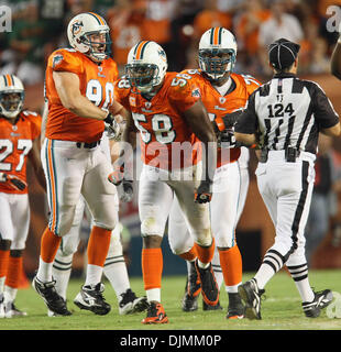 26. September 2010 - Boca Raton, Florida, Usa - 092610 (Bill Ingram The Palm Beach Post): Miami Gardens: Miami Dolphins Linebacker Karlos Dansby reagiert nach dem Absetzen der Jets hinter ein First Down während der ersten Hälfte Aktion Sonntag im Sun Life Stadium in Miami Gardens. (Kredit-Bild: © Palm Beach-Post/ZUMApress.com) Stockfoto