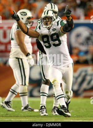 26. September 2010 - Boca Raton, Florida, Usa - 092610 (Bill Ingram The Palm Beach Post): Miami Gardens: Jets Linebacker Jason Taylor reagiert nach Miami Quarterback Chad Henne während der ersten Hälfte Aktion gegen die Miami Dolphins Sonntag im Sun Life Stadium in Miami Gardens zu entlassen. (Kredit-Bild: © Palm Beach-Post/ZUMApress.com) Stockfoto