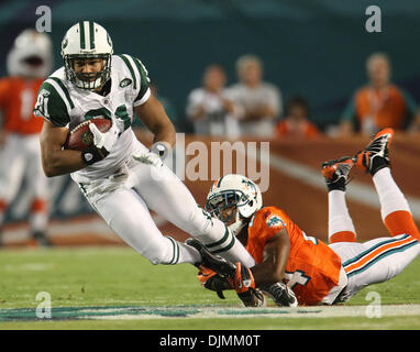 26. September 2010 - Boca Raton, Florida, Usa - 092610 (Bill Ingram The Palm Beach Post): Miami Gardens: Jets Empfänger Dustin Keller der Delfine Sean Smith während der ersten Hälfte Aktion Sonntag im Sun Life Stadium in Miami Gardens abgebaut wird. (Kredit-Bild: © Palm Beach-Post/ZUMApress.com) Stockfoto