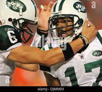 26. September 2010 - Boca Raton, Florida, Usa - 092610 (Allen Eyestone The Palm Beach Post): Miami Gardens: NY Jets Empfänger Braylon Edwards mit Quarterbacl Mark Sanchez feiert nach scoring einen Touchdown während der zweiten Hälfte Aktion gegen die Dolphins Sonntag im Sun Life Stadium in Miami Gardens. (Kredit-Bild: © Palm Beach-Post/ZUMApress.com) Stockfoto