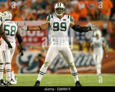 26. September 2010 - Boca Raton, Florida, Usa - 092610 (Bill Ingram The Palm Beach Post): Miami Gardens: Jets Linebacker Jason Taylor reagiert nach Miami Quarterback Chad Henne während der ersten Hälfte Aktion gegen die Miami Dolphins Sonntag im Sun Life Stadium in Miami Gardens zu entlassen. (Kredit-Bild: © Palm Beach-Post/ZUMApress.com) Stockfoto