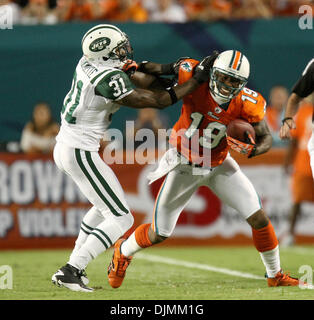 26. September 2010 - Boca Raton, Florida, Usa - 092610 (Bill Ingram The Palm Beach Post): Miami Gardens: Miami Dolphins Wide Receiver Brandon Marshall durch die Düsen Antonio Cromartie aus Bounce, während der ersten Hälfte Aktion Sonntag im Sun Life Stadium in Miami Gardens geschoben wird. (Kredit-Bild: © Palm Beach-Post/ZUMApress.com) Stockfoto