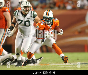 26. September 2010 - Boca Raton, Florida, Usa - 092610 (Bill Ingram The Palm Beach Post): Miami Gardens: Miami Dolphins laufen wieder Davone Bess läuft für einen kurzen gewinnen gegen die New York Jets während der ersten Hälfte Aktion Sonntag im Sun Life Stadium in Miami Gardens. (Kredit-Bild: © Palm Beach-Post/ZUMApress.com) Stockfoto