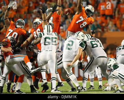 26. September 2010 - Boca Raton, Florida, Usa - 092610 (Bill Ingram The Palm Beach Post): Miami Gardens: Miami Dolphins Linie blockiert einen späten ersten Hälfte Fieldgoal Versuch von den Jets während der ersten Hälfte Aktion Sonntag im Sun Life Stadium in Miami Gardens. (Kredit-Bild: © Palm Beach-Post/ZUMApress.com) Stockfoto