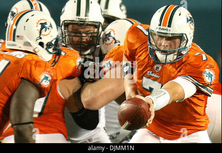 26. September 2010 - Boca Raton, Florida, Usa - 092610 (Bill Ingram The Palm Beach Post): Miami Gardens: Miami Dolphins quarterback Chad Henne Hände weg zu Runningback Ricky Williams während der ersten Hälfte Aktion Sonntag im Sun Life Stadium in Miami Gardens. (Kredit-Bild: © Palm Beach-Post/ZUMApress.com) Stockfoto