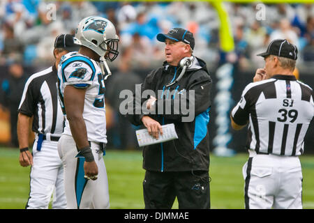 26. September 2010 - Charlotte, North Carolina, Vereinigte Staaten von Amerika - Carolina Panthers Kopf spricht Trainer John Fox über eines Aufruf der Bengal schlagen die Panthers 20-7 bei Bank of America Stadium, Charlotte NC. (Kredit-Bild: © Mark Abbott/Southcreek Global/ZUMApress.com) Stockfoto