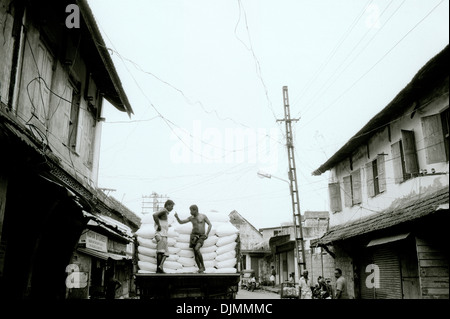 Reise Reportagen Fotografie - Street Scene des Spice in Mattancherry in Kochi Cochin in Kerala in Indien in Südasien. Arbeit Menschen Stockfoto