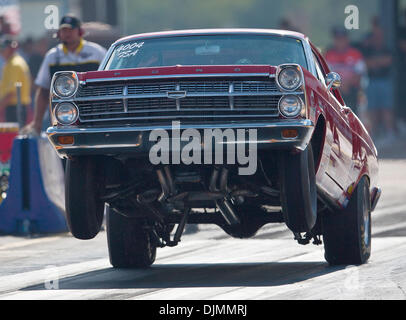 26. September 2010 - Ennis, Texas, Vereinigte Staaten von Amerika - A Rad Ford machen einen Lauf bei den O'Reilly Fall Nationals stehen auf der Texas Motorplex in Ennis / Texas statt. (Kredit-Bild: © Dan Wozniak/Southcreek Global/ZUMApress.com) Stockfoto