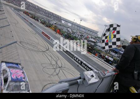 26. September 2010 - Dover. Landkreis: Andere, kreuzt Delaware, Vereinigte Staaten von Amerika - David Gilliland #38 die Ziellinie. Jimmie Johnson #48 dauert der Sprint Cup Rennen auf dem Dover International Speedway in Dover, Delaware. (Kredit-Bild: © Saquan Stimpson/Southcreek Global/ZUMApress.com) Stockfoto