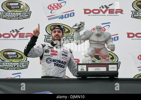 26. September 2010 - Dover. Landkreis: Andere, Delaware, Vereinigte Staaten von Amerika - Jimmie Johnson und Monster Mile Trophäe nach The Sprint Cup Rennen auf dem Dover International Speedway in Dover, Delaware. (Kredit-Bild: © Saquan Stimpson/Southcreek Global/ZUMApress.com) Stockfoto