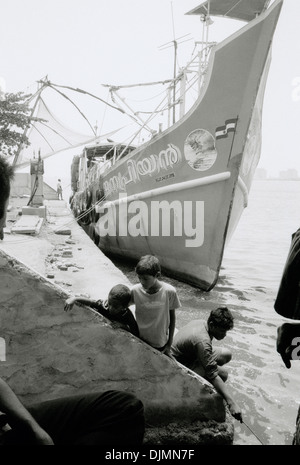 Reisen Fotografie - Fischtrawler in Fort Kochi Cochin in Kerala in Indien in Südasien. Boot Reportage Leute, Junge, Jungen, Kinder