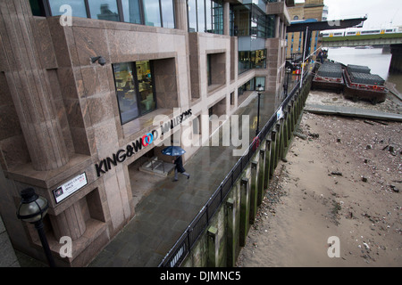 Hauptsitz der globalen Anwaltskanzlei King & Wood Mallesons (KWM) nach der Fusion mit SJ Berwin, aus Southwark Bridge, Central London, Vereinigtes Königreich, 21. November 2013 Stockfoto