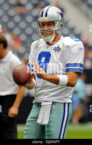 26. September 2010 - Houston, Texas, Vereinigte Staaten von Amerika - Dallas Cowboys-quarterback Tony Romo (9) erwärmt sich das Spiel zwischen der Houston Texans und die Dallas Cowboys. Die Cowboys besiegte die Texaner 27-13. (Kredit-Bild: © Jerome Miron/Southcreek Global/ZUMApress.com) Stockfoto