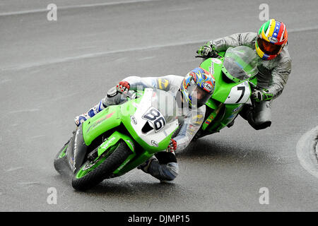 26. September 2010 - führt Birmingham, Alabama, Vereinigte Staaten von Amerika - Ben Young Rider Fogi Racing Kawasaki ZX-6R, (86) Fernando Amantini, Fahrer des Team Amantini Kawasaki Ninja ZX-6R, (7) in eine Haarnadelkurve während des Rennens von Daytona SportBike im Barber Motorsports Park in Birmingham Alabama. (Kredit-Bild: © Marty Bingham/Southcreek Global/ZUMApress.com) Stockfoto